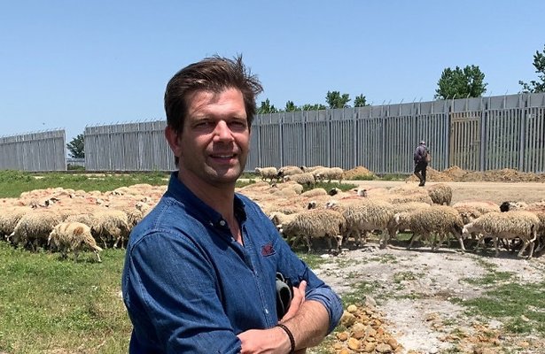 Bram Vermeulen aan de grens tussen Griekenland en Turkije